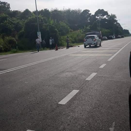 IKBMCrew_Info's tweet photo. 12.10.2021 selasa
Sik: Seorang penunggang basikal maut digilis sebuah lori ketika dalam perjalanan pulang dari beriadah di Kilometer 22, Jalan Jeniang -Sik Pedu di sini, pagi tadi. https://t.co/OgSKpJOEfY
