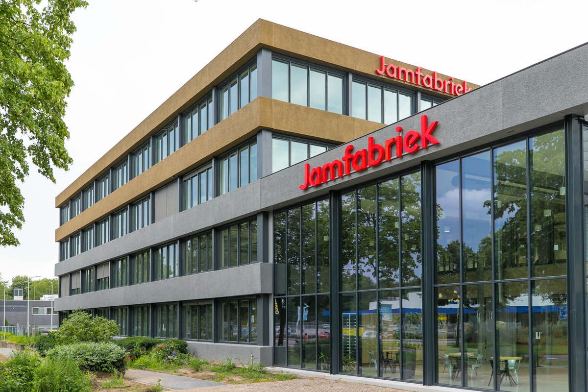 Mooi stukje in <a href="/brabantsdagblad/">Brabants Dagblad</a> over de opening van agri en food community Jamfabriek. ''Jamfabriek is een plek waar vanuit jonge ondernemers hun bedrijf kunnen opstarten. Het is ook een plek waar bedrijven elkaar ontmoeten en de samenwerking opzoeken.'' bit.ly/3mHLdKR