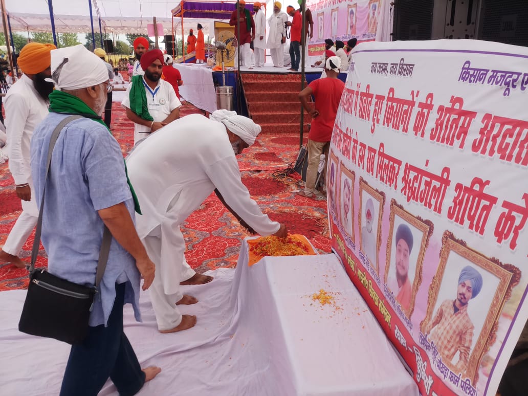 KisanEkMorcha's tweet photo. लखीमपुर खीरी नरसंहार के शहीदों की अरदास सभा में आसपास के किसान व सयुंक्त किसान मोर्चा के नेता पहुंचे।

#JusticeFor_MartyredFarmers https://t.co/MO6grZVKZt