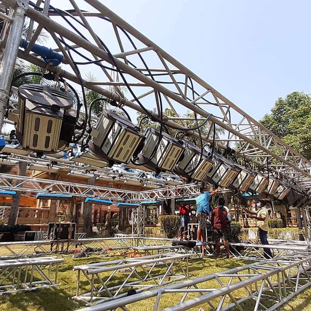 On set with Filmgear HMI's

📷 @devadiga8752 

Contact LCA for the full range of FILMGEAR lights including the new PowerBeam 

#filmcrew #filmmaking #gaffer #DoP #behindthescenes #lca #lightscameraaction #onset #setlighting #hmilighting #filmgear #biglights #movieshoot