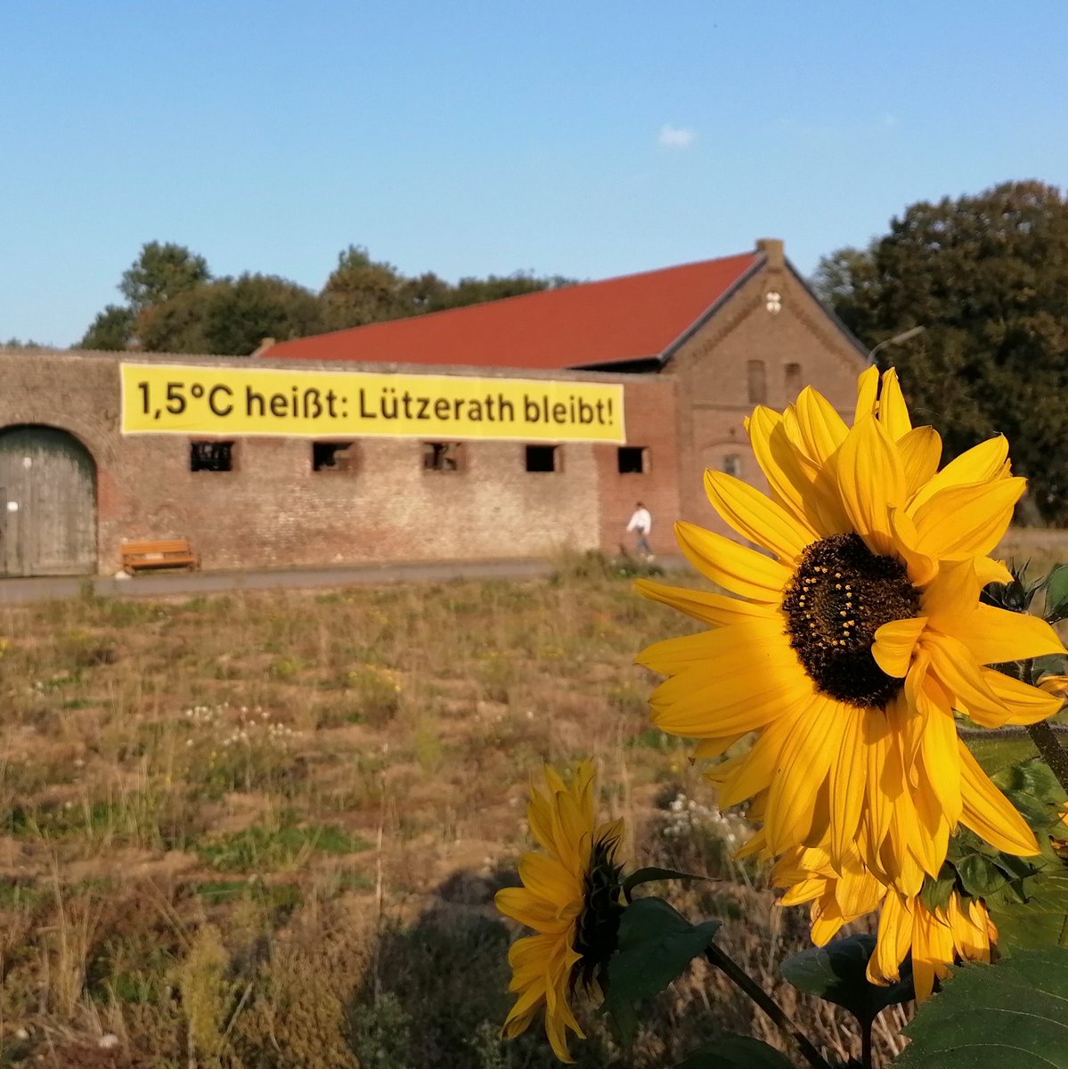 KathrinAnna's tweet photo. Warum gibt es wegen einem Dorf so viel Widerstand?

Weil #Lützerath sehr konkret die sonst schwammig vorstellbare 1,5 Grad Grenze bildet. Die Kohle muss hier im Boden bleiben, wollen wir eine lebenswerte &amp; klimagerechte Zukunft.

#AlleDörferBleiben #EndCoal #LuetzerathLebt https://t.co/4MMLh3G5Ae