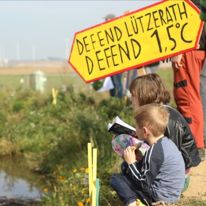 Warum gibt es wegen einem Dorf so viel Widerstand?

Weil #Lützerath sehr konkret die sonst schwammig vorstellbare 1,5 Grad Grenze bildet. Die Kohle muss hier im Boden bleiben, wollen wir eine lebenswerte &amp; klimagerechte Zukunft.

#AlleDörferBleiben #EndCoal #LuetzerathLebt