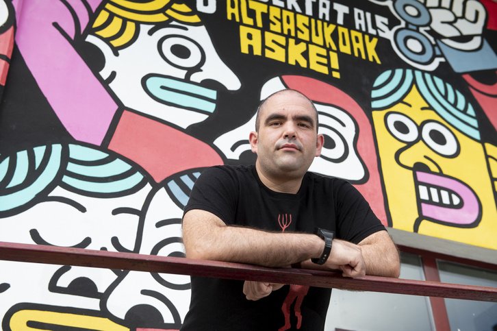 Iñaki Abad es camarero en Altsasu. Ha estado 3 años y medio en prisión por grabar a un guardia civil con la camiseta impoluta y desmontar el montaje policial en la pelea de bar. Esta semana ha terminado su condena.