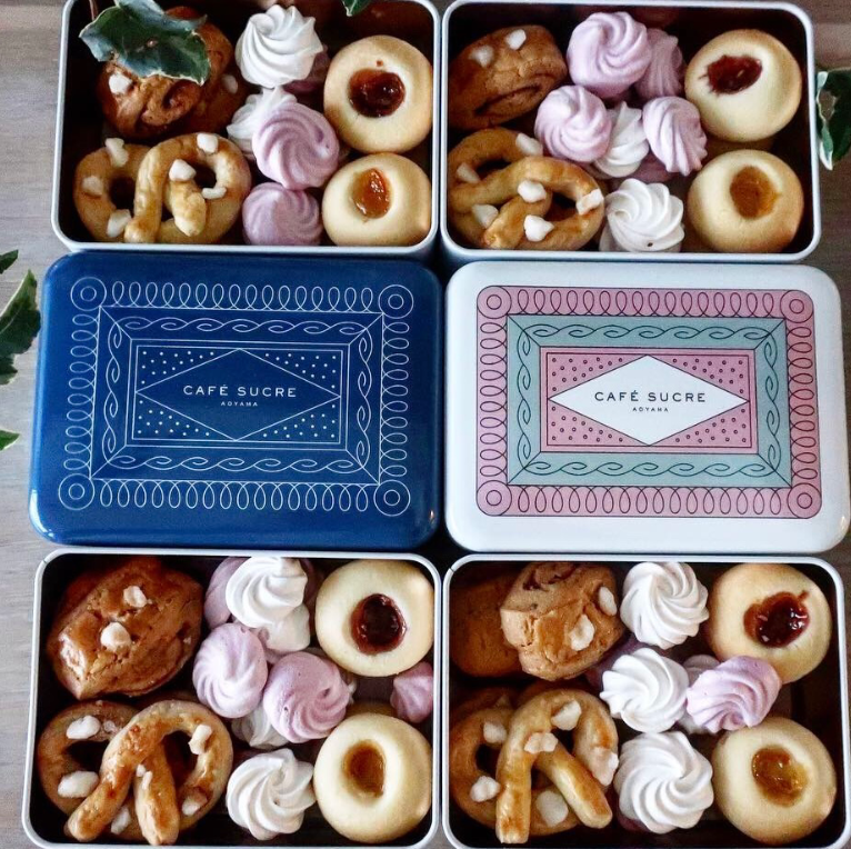 TLoppis's tweet photo. CAFÉ SUCRE（カフェ シュクル） 
北欧の焼き菓子を詰めた缶クッキーとフィンランドのシナモンロールをご用意してお待ちしております。

#カフェシュクル #tachikawaloppis https://t.co/iOOIcCd4cE