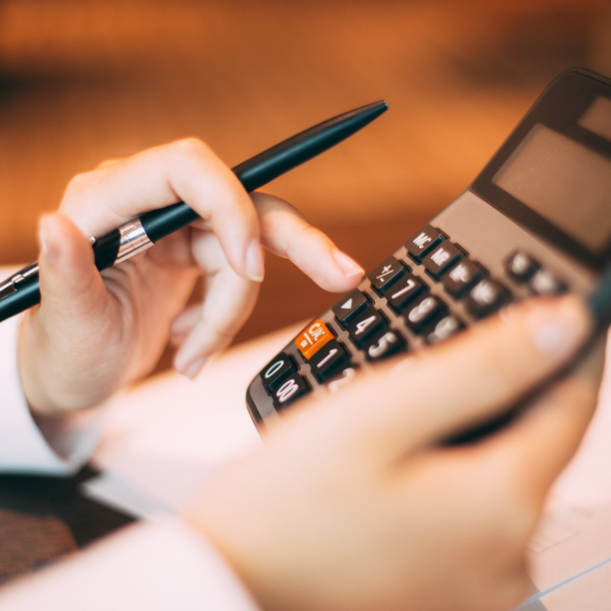 JuliaLangkraehr's tweet image. Have you ever sat down and worked out how much your time is worth? 
Is the price you are charging a fair reflection of the investment you are making into your business? 

It can feel scary and daunting to really charge your worth. 
What do you think?

#timevalue #entrepreneurship