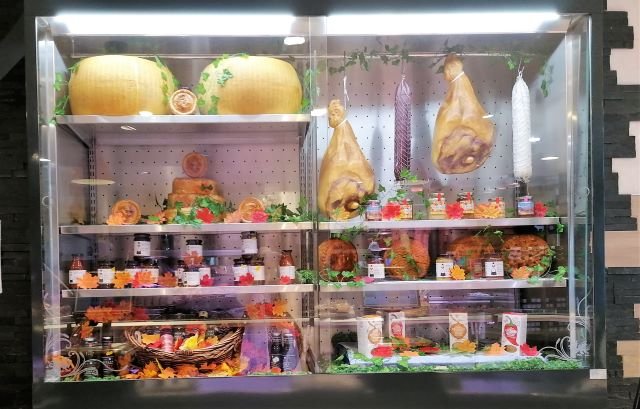 EdwardsofConwy's tweet photo. Back counter display on our deli side, autumn is here...
#EdwardsOfConwy #ProperButcherAndDeli #AutumnVibes https://t.co/68Yb4ITcjH