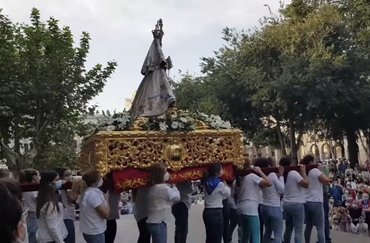 Ayto_DonBenito's tweet image. La Patrona de #DonBenito,La Virgen de las Cruces, ha realizado su camino en vehículo, pero acompañada de fieles hasta su Ermita donde se celebrará a las 12:00 h la Eucaristía. Feliz Día de la Hispanidad y de la Velá #FiestaInteresTuristicoExtremadura #LaVeláTradicionYGastronomia