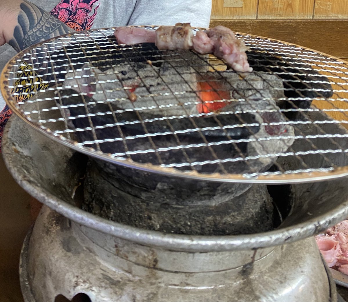 刺青大男に肉焼いてもらってます