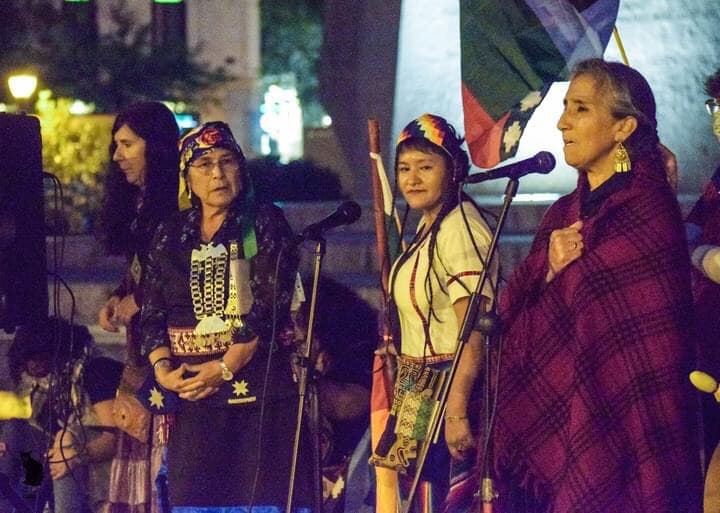 Descolonicemon1's tweet image. 🔥🔥🔥 HILO
“¡¡MARICHIWEU!! Despierta, pueblo! Aún estamos aquí! Somos los hijos y las nietas de los pueblos indígenas que no pudisteis asesinar!