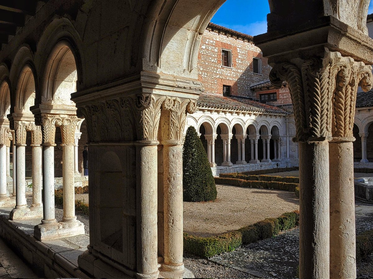 RomanicoEspana's tweet photo. El claustro románico del monasterio de Santa María la Real de las Huelgas (Burgos), conocido popularmente como "Las Claustrillas". Una auténtica fantasía cisterciense #BuenosDias #FelizMartes #12Octubre https://t.co/MGiUsnBIYv