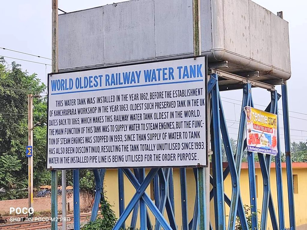 AnanthOnTrack's tweet photo. This water tank at Kanchrapara, #WestBengal, in the jurisdiction of @EasternRailway, is said to be the world's oldest railway water tank, dating back to 1862 for feeding water to steam locomotives. #IndianRailways #heritage #History https://t.co/7OXGEvWnpl