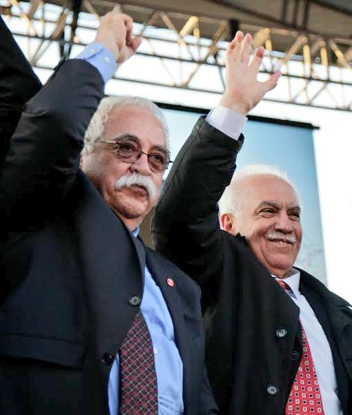 Türkiye'nin ve 21. yüzyılın büyük sanatçısı, Vatan Partisi Merkez Yürütme Kurulu Üyesi #LeventKırca'yı aramızdan ayrılışının 6. yılında özlemle anıyoruz.

O, Nasrettin Hoca geleneğinin yaratıcı işçisiydi. Eserleri, duruşu ve son mektubuyla her zaman gönül sahnemizde olacak.