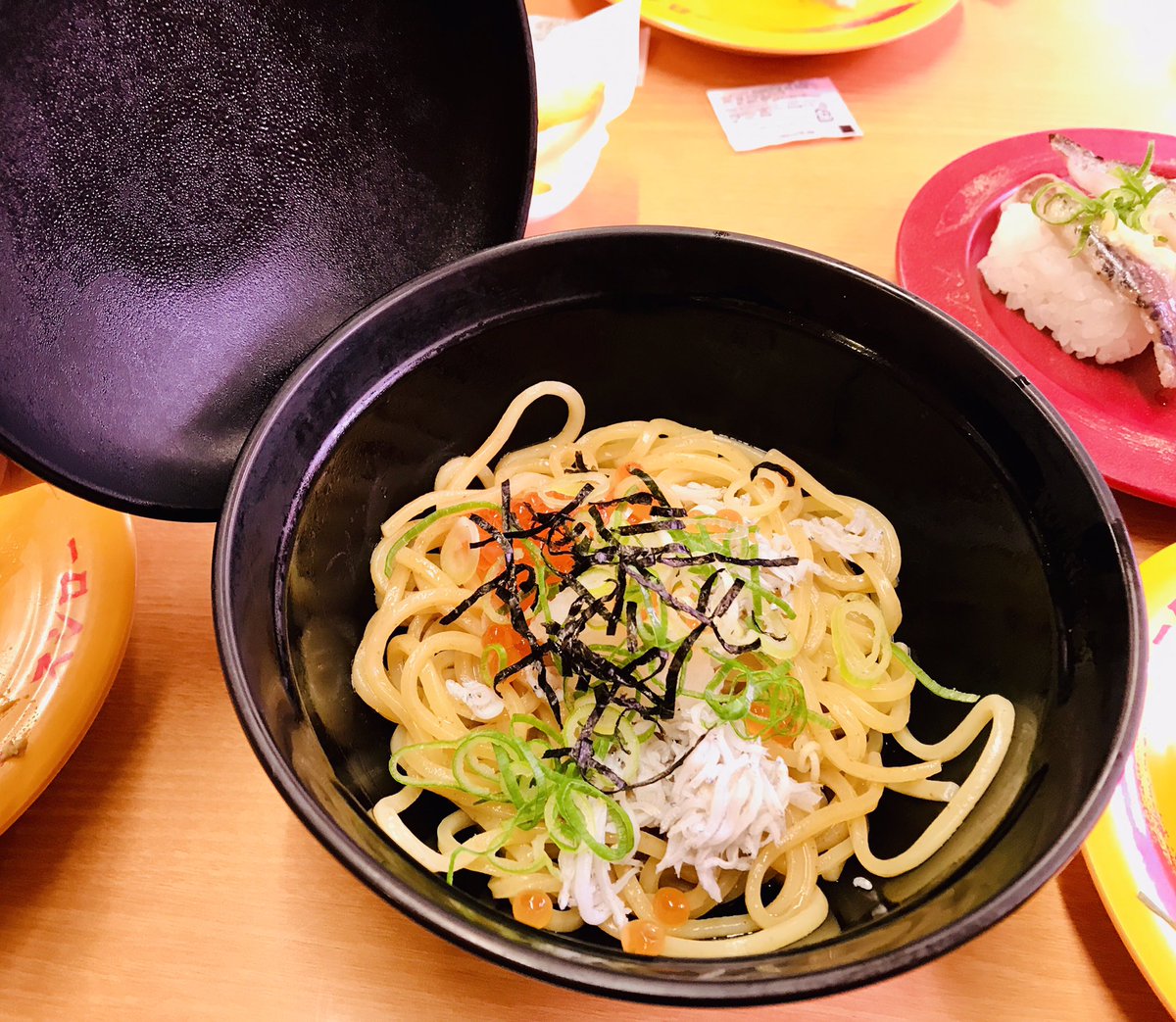 スシローの三貫盛り&amp;どでか盛りフェア。
普段よりも少しお得で、様々な種類のお寿司が味わえる。
新メニューの、山椒しらすまぜそばもなかなか美味しかった。