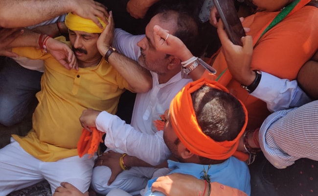 ndtvfeed's tweet photo. BJP MP Manoj Tiwari Injured In Protest Outside Arvind Kejriwal's Home https://t.co/JuWjwqvsnw https://t.co/4KAC1CkUgZ