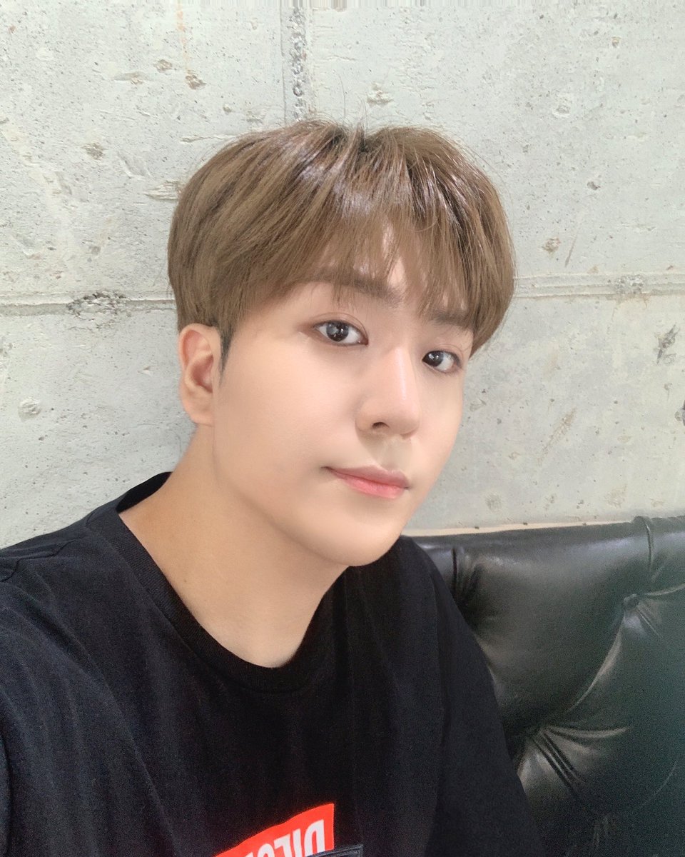 [ByeongMin]

드디어 가을이 왔어요☁️☁️
다들 아침저녁은 쌀쌀하니 다들 감기 조심하기💙

#클래스메이트 #CLASSMATE #211012

#안병민 #허성정 #이재성 
#천고마비 #가을 #일교차 #감기조심