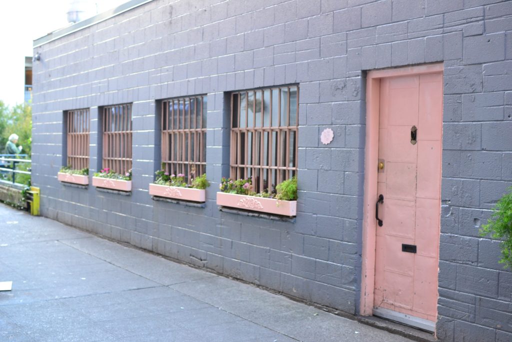 citybreakscast's tweet photo. We enjoyed featuring a @Roadsandrunways post on the best places to eat in Seattle. How else to discover the enigmatic Pink Door restaurant?  No sign on the door, but those in the know can enjoy top-notch Italian cuisine and entertainment.  Have a listen! https://t.co/nht7cAMSsf https://t.co/ZEPganTunF