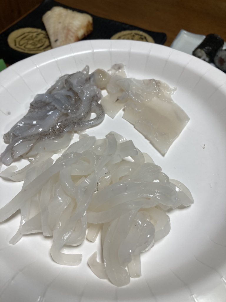 日野貴士 昨夜のイカを食う 紙皿だと写真が全然美味しそうに見えんが 相変わらず刺身超美味い この前よりやっぱりだいぶ大きいみたい 身の量が違う アオリイカ 新潟 糸魚川 T Co Frdeqbe2db Twitter