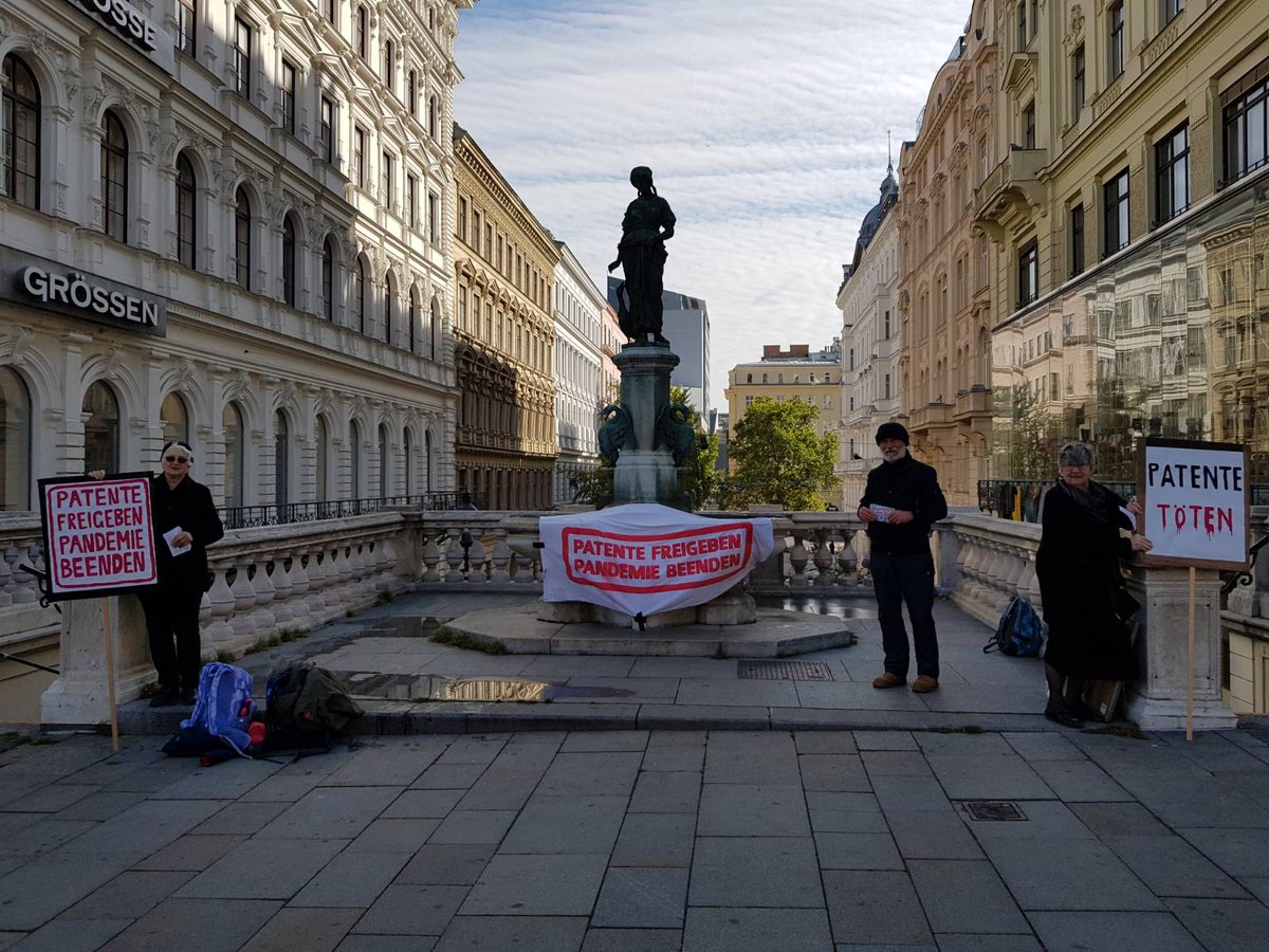 🇦🇹 A group of grandmas and grandpas started yesterday a 3 day vigil in Vienna to commemorate the Covid-19 deaths. 
They continue the protest until Wednesday, when a crucial <a href="/wto/">WTO</a> meeting takes place. 

📣 'Patents Kill' &amp; 'Free the Patents, end the pandemic'

#TRIPSwaiver