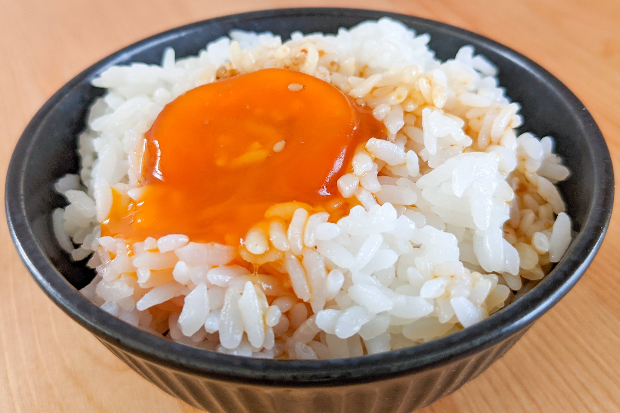 ハマごはん お手軽レシピ 究極の卵黄漬けごはん 卵黄に焼肉のタレ 醤油を加え 軽くラップをして一晩寝かせて完成 うまダレを一晩たっぷりと染み込ませた卵黄は お茶碗に盛ったご飯を一瞬で消す米泥棒へと姿を変えました ごはん 根こそぎ持っ