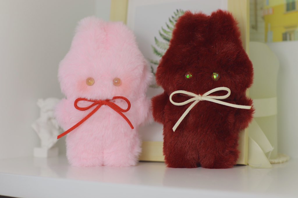 15cm 작업🪡 

흰색 단모 / 10mm / 흰색 연분홍 / 오로라1 
흰색 단모 / 10mm / 연분홍 / 반짝 
분홍 장모 / 8mm / 회색 / 오로라2
버건디 장모 / 8mm / 연두 / 오로라2