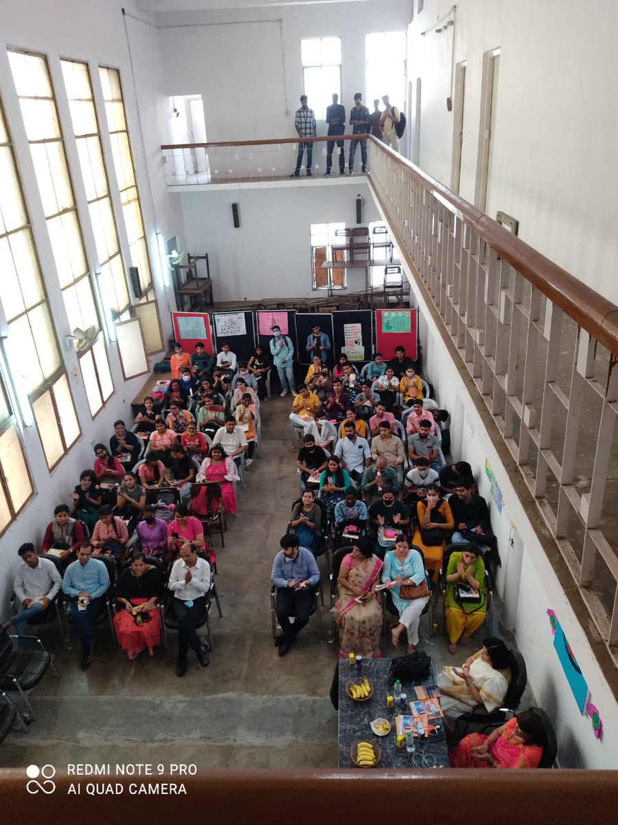 lumissionshakti's tweet photo. #MissionShakti #LucknowUniversity 
@dswlkouniv Prof. Poonam Tandon inaugurated the first sanitary pad vending machine to be installed @lkouniv in the Department of Geography as an initiative by the Gender Sensitisation Cell headed by Dr Roli Mishra https://t.co/Ps2MJZh4Qc