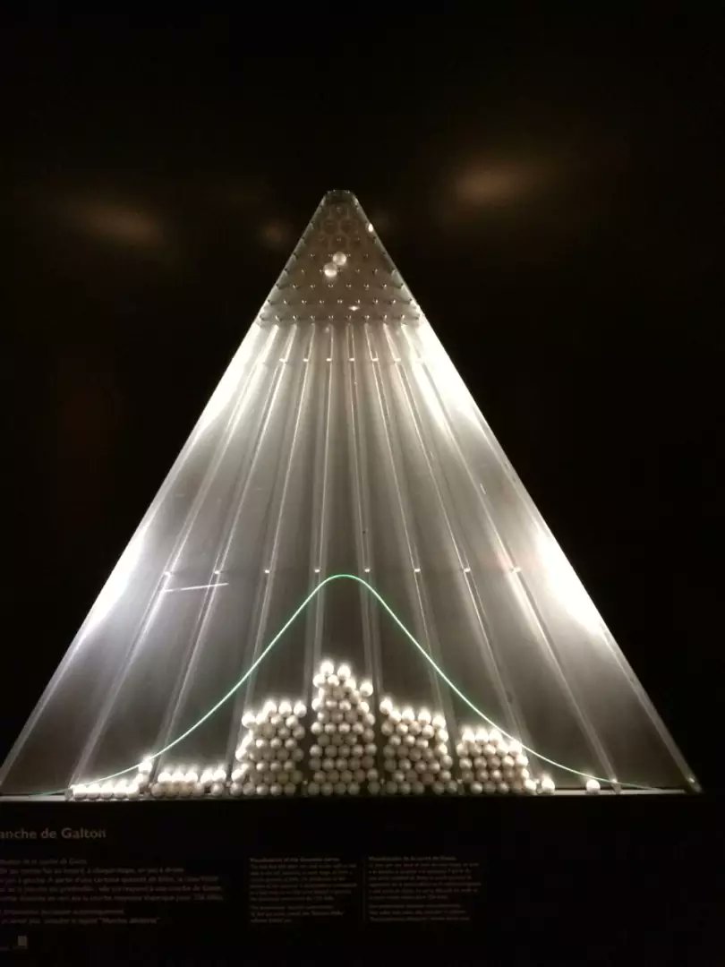 Radio3scienza's tweet image. "In meccanica quantistica una particella può coesistere in varie nature possibili: quando misuriamo li 'fermiamo' in uno stadio" @EugenioCoccia @GSSI_LAQUILA racconta la mostra #Incertezza al Palazzo @Esposizioni, dalla statistica all'entropia come si misura l'incertezza?