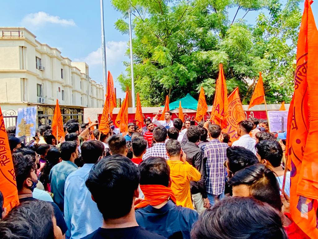 i_Harsh_Patel's tweet photo. સુરત માં ગરબા રમતા વિધાર્થીઓ પર સુરત પોલીસ દ્વારા હુમલો કરવામાં આવ્યો હતો, જેના વિરોધમાં #ABVPKarnavati ના કાર્યકર્તાઓ દ્વારા વિરોધ પ્રદર્શન કરી કલેકટરને આવેદનપત્ર આપવામાં આવ્યું.

#ShameOnSuratPolice 
#ABVPGujarat https://t.co/Yymb75Fiko