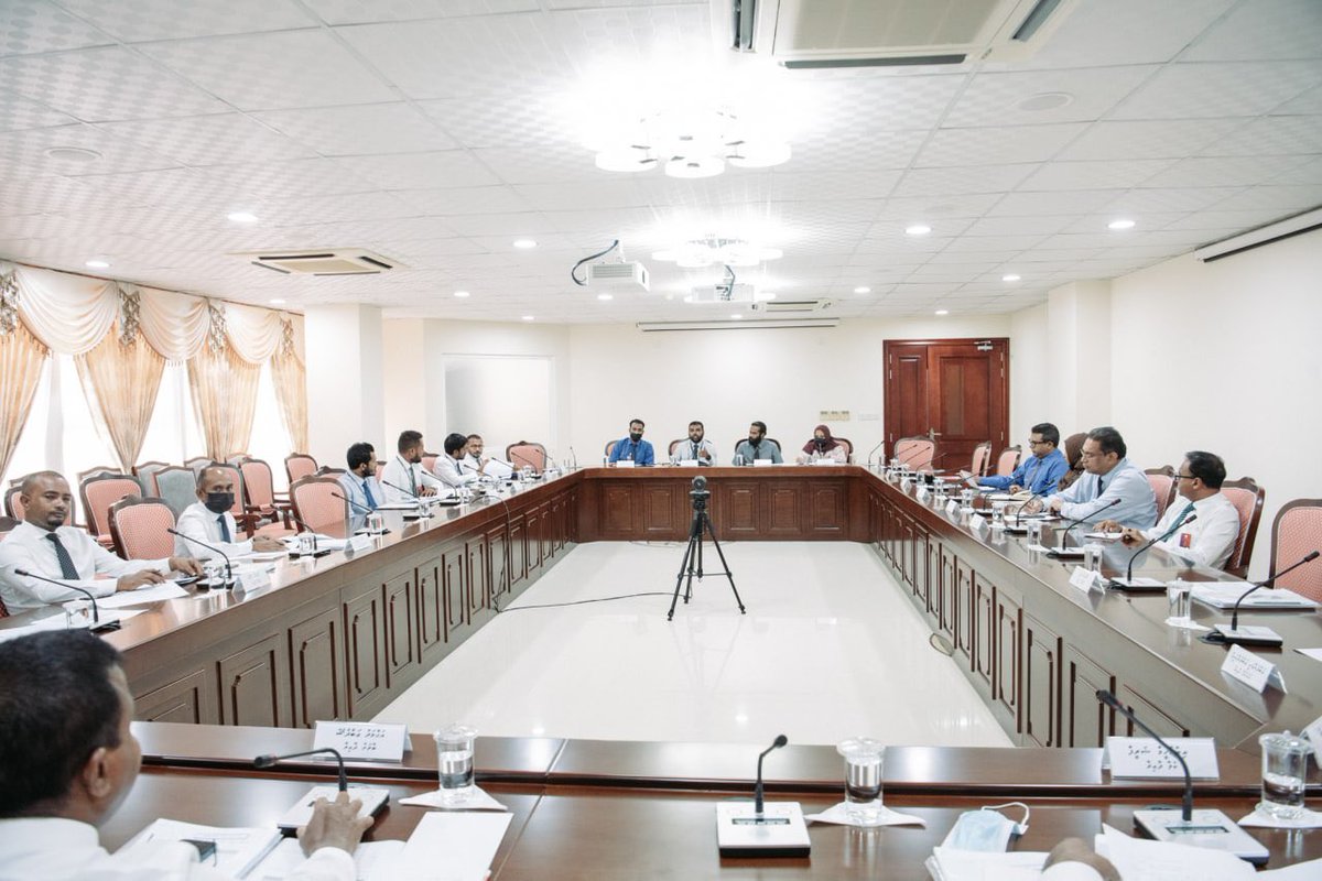 mvpeoplesmajlis's tweet photo. ރައްޔިތުންގެ މަޖިލީހުގެ ޤައުމީ ތަރައްޤީއާއި ތަރިކައިގެ ކޮމިޓީއިން، އިލެކްޓްރޯނިކް މުޢާމަލާތްތަކާބެހޭ ބިލާ ގުޅޭގޮތުން ކަމާގުޅޭ ފަރާތްތަކާ ބައްދަލުކުރުން https://t.co/BK39FlywrV