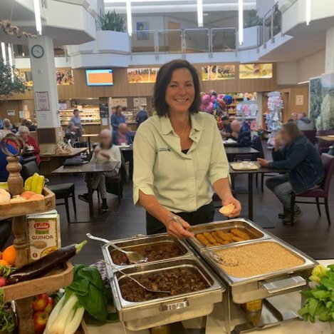 stjansdal's tweet photo. In ons ziekenhuis staat deze week het thema 'Goede voeding proef je' centraal. Onze koks laten medewerkers en bezoekers ervaren dat duurzaam eten echt heel lekker kan zijn. #weekvandeduurzaamheid #duurzaamheid #duurzaam #goedevoeding #proeven #maakhetverschil https://t.co/rhOtp5XMIr