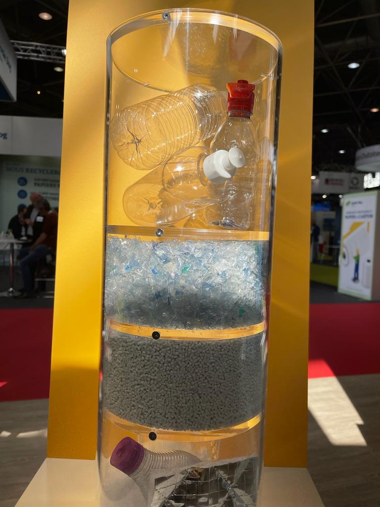 kyayus's tweet photo. Journée rythmée au salon de @Pollutec pour parler des enjeux de la filière du recyclage. Comment améliorer notre système de recyclage en #CIV225  @ColibaCiv ? Des rencontres pour mieux orienter les tendances d'usages de ce secteur quasi informel au pays #Pollutec2021 #coliba https://t.co/nLd0I4UNIq