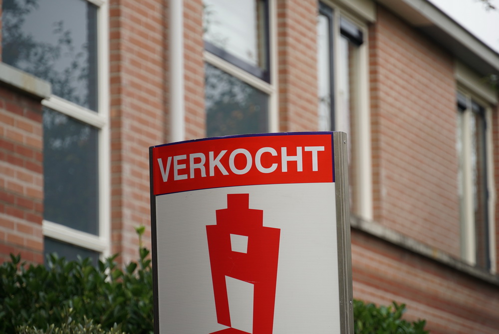 ‘DNB-plan voor overspannen woningmarkt leidt mogelijk tot kopersstaking’: Het recent verschenen plan van De Nederlandsche Bank om woningbezitters meer belasting te laten betalen voor hun huis, schiet bij experts in het verkeerde keelgat. Deze zeggen… dlvr.it/S9MVFJ