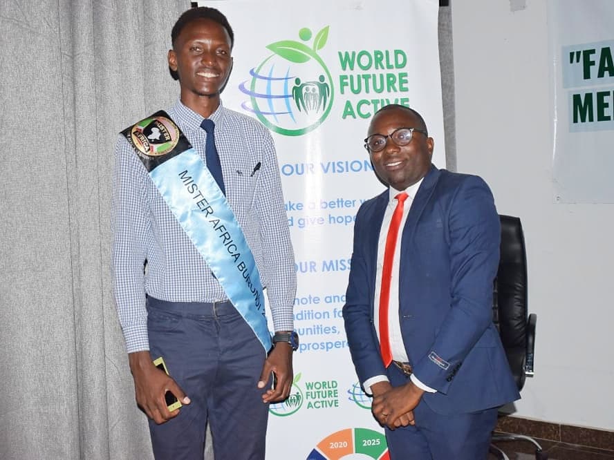 bellardn1's tweet photo. #SantéMentale
Ce dimanche 10 octobre 2021 , L'organisation @WHO FUTURE ACTIVE en partenariat avec Ret international Burundi organise un atelier débat sur la Santé Mentale.C'est une occasion de célébration de la journée Mondiale de la Santé Mentale
#SIEPE
@MISTER_AFRICA_BURUND https://t.co/UqXUVnPfXg