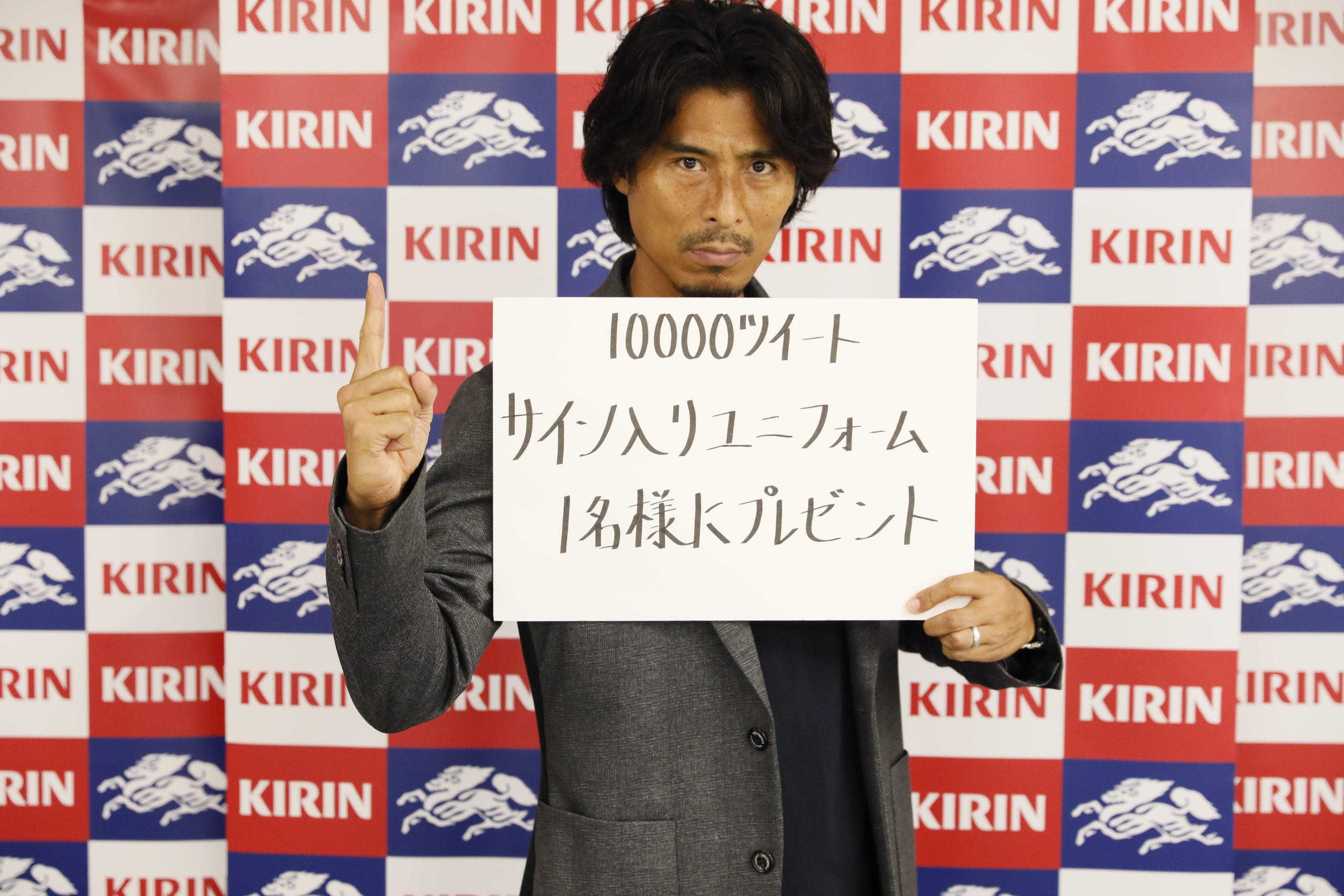 届けてキリン みんなで応援チャレンジ そして 10 000ツイートで オーストラリア代表戦招集メンバーサイン入り 聖獣麒麟 入りアディダス サッカー日本代表 レプリカ ユニフォーム を1名様にプレゼント 試合終了後にリプライで当選者を発表します