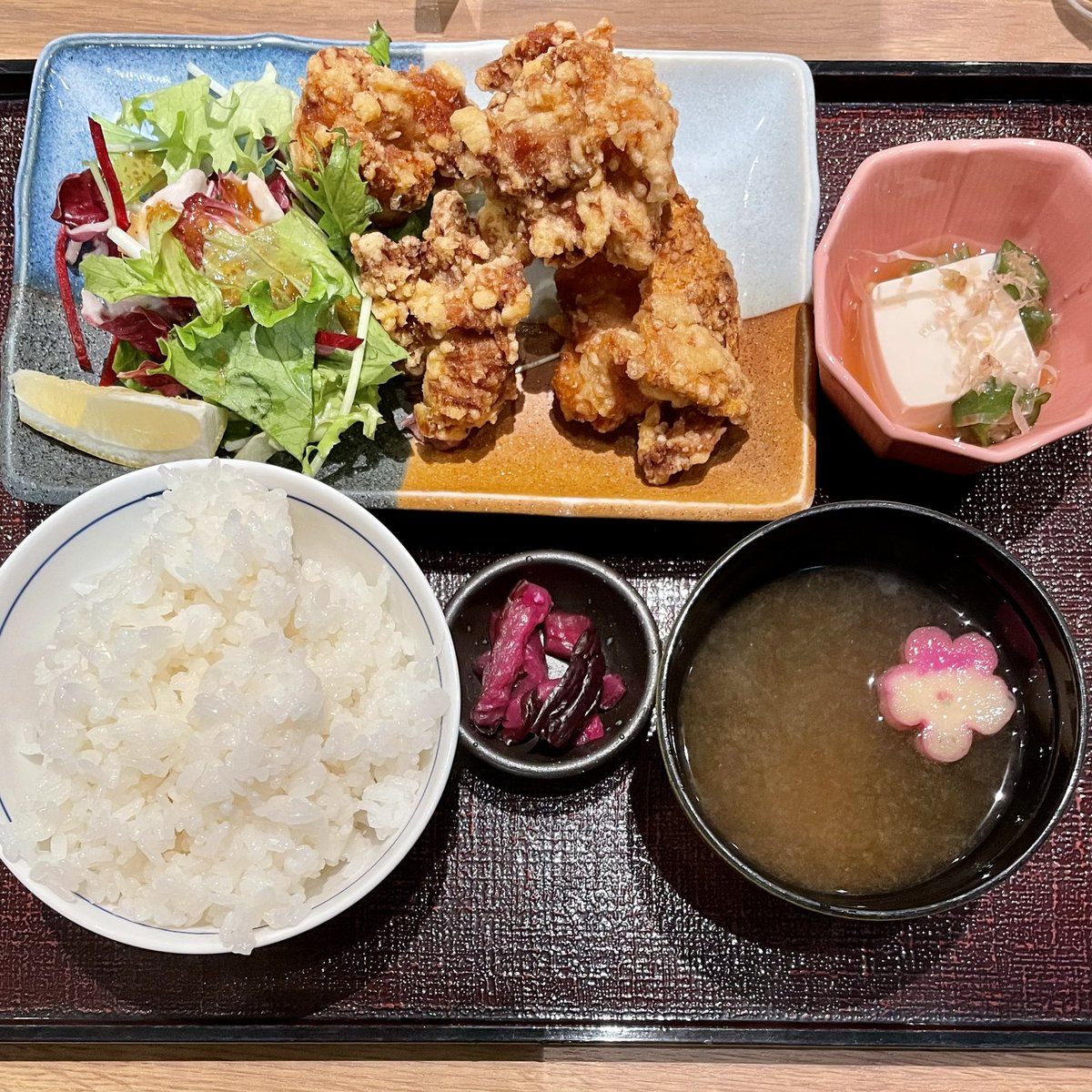 quinmy105's tweet photo. どうしてお昼ごはんは「お昼」って言うのに、朝ごはんは「お朝」夜ごはんは「お夜」って言わないんでしょうね…（笑）
#今日のランチ
#唐揚げ
#唐揚げ定食
#790円
#お昼ごはん
#お昼
#綿来すずめ
#世吹すずめ
#カルテット
#名言
#おいしかった
#ごちそうさまでした https://t.co/B9GB2eKC4y
