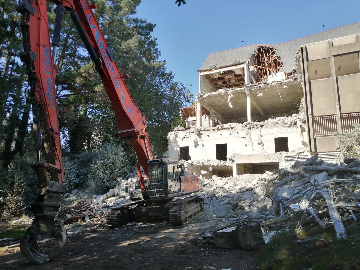 POLIMMO's tweet photo. | Les Hauts de Feunteun 🏡| Quimper
ACTE 1 DES TRAVAUX - démolition de l'ancien bâtiment avec l'entreprise SARL Le Cardinal
Tout savoir sur Les Hauts de Feunteun :   
  👉 https://t.co/qnzpcm9VKP
#polimmopromotion
#pinel #pinelbreton #appartementneuf #immobilierneuf https://t.co/yKjj0yzgTw
