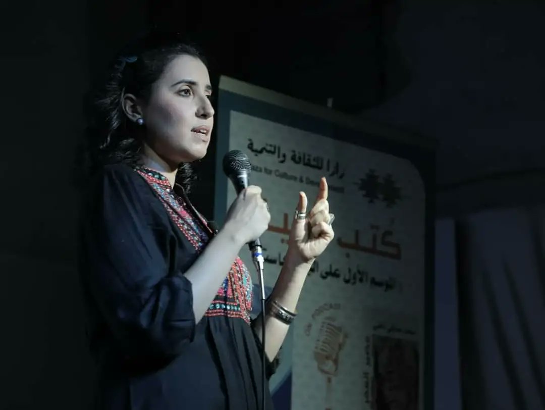 barahforart's tweet photo. مساء يوم أمس السبت اقيمت جلسة حول البودكاست بإدارة البودكاستر م. فتحية المفتي ضمن #أسبوع_براح_السمعي_البصري 
، حيث تم العرض بالتعريف بزازا واهدافها ونشاطاتها ..ثم تطرق الأستاذ المصور علي الساعدي بالشرح لبعض لوحاته الفوتوغرافية الناطقة من طبيعة الجبل الأخضر 
@ZazaLibyaNGO https://t.co/t9b6Q9MjQs