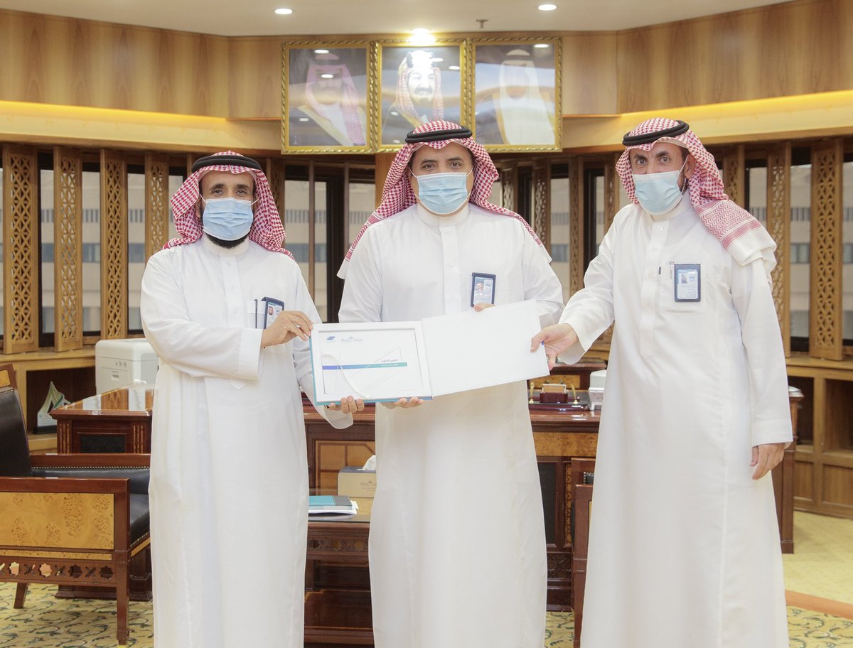 معالي رئيس #جامعة_القصيم يتسلم التقرير السنوي لأمانة الكراسي البحثية للعام 2020م ، بحضور سعادة وكيل الجامعة للدراسات العليا والبحث العلمي، وسعادة أمين الكراسي البحثية بالجامعة.