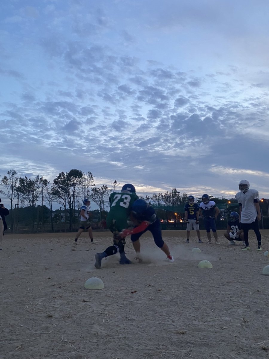 marines_uon's tweet photo. こんばんは🌝
いよいよ、今日から部活動が再開しました🔥

今日は、パート練習を行った後、全体練習を重点的に行いました！
25日の初戦まで時間がありませんが、限りある時間を大切に、練習を頑張ります💪

#長崎県立大学
#アメフト部
#MARINES https://t.co/PHKIG44YMw