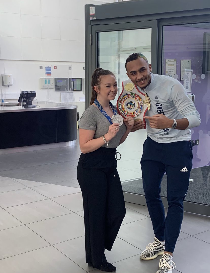 FayeBlount_'s tweet photo. absolute great experience last week at school when @BenGWhittaker came in! such a lovely person and made me realise that everyone goes through the same thing in this sport🥊 best of luck in the future👑#silvermedalist #Olympics #olympics2021 #Olympian #boxer #boxing  #WorldChamp https://t.co/TiGNSXjhno