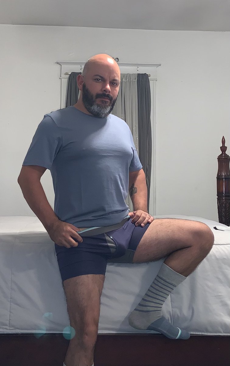 gonzalojr78's tweet photo. Good Morning getting ready for work with my #basicman https://t.co/9ftrdKclSe