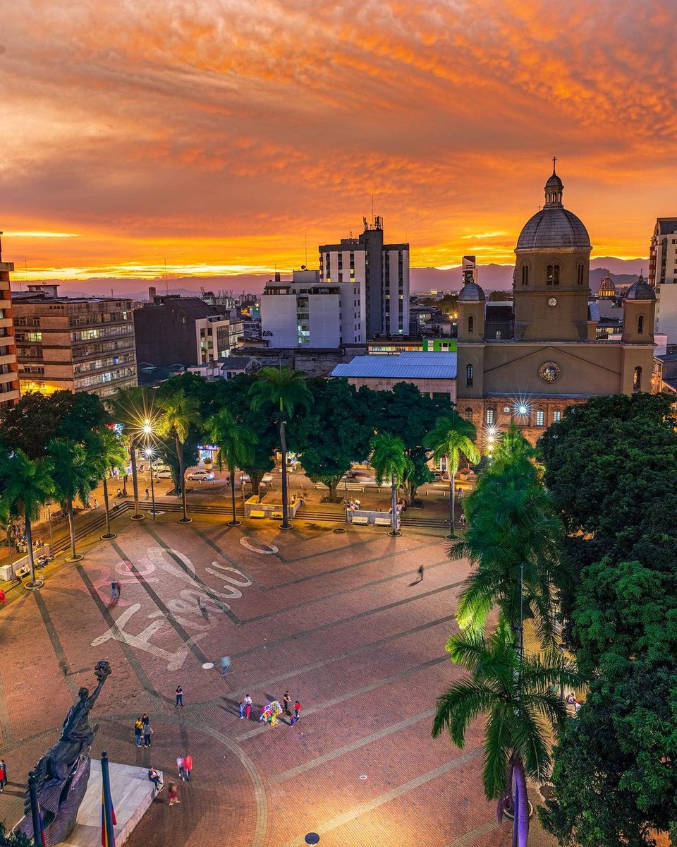 ParchePereiran's tweet photo. Atardecer en #Pereira. Fotografía @DaimlerNaranjo 

#parchepereirano https://t.co/YLtfyidnXr