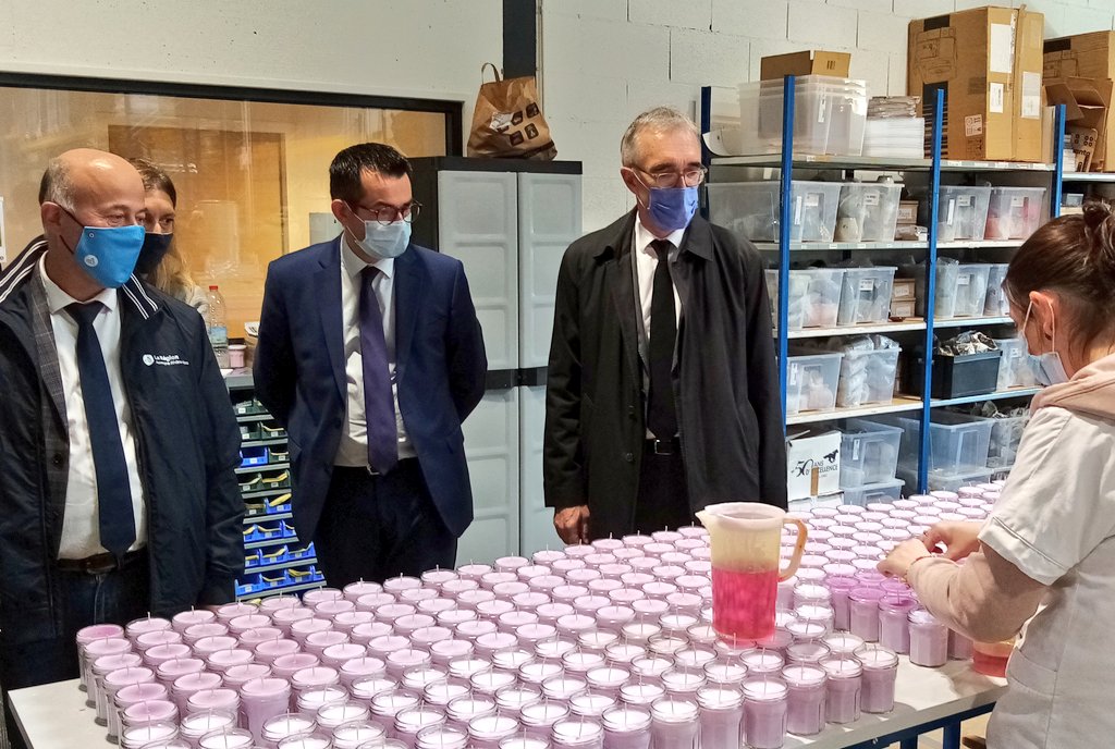 claude_riboulet's tweet photo. 🏗️🧱🕯️Visite et inauguration de la 2e tranche de la ZAE Naturopole (Iso 14001) de Saint-Bonnet-de-Rochefort et du nouvel atelier de production des Bougies de #Charroux, avec le @Prefet03, @VeroPouzadoux et @E_Ferrand_03, construits grâce au soutien financier du @Allierdpt https://t.co/fKoZGmfGf6