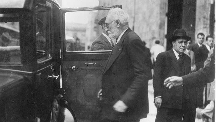 literlandweb1's tweet photo. Unamuno respondió: "Este es el templo del intelecto y vosotros estáis profanando su recinto sagrado. Venceréis porque tenéis sobrada fuerza bruta, pero no convenceréis porque convencer significa persuadir. Y para persuadir necesitáis algo que os falta: razón y derecho". https://t.co/5Io9dclXwa