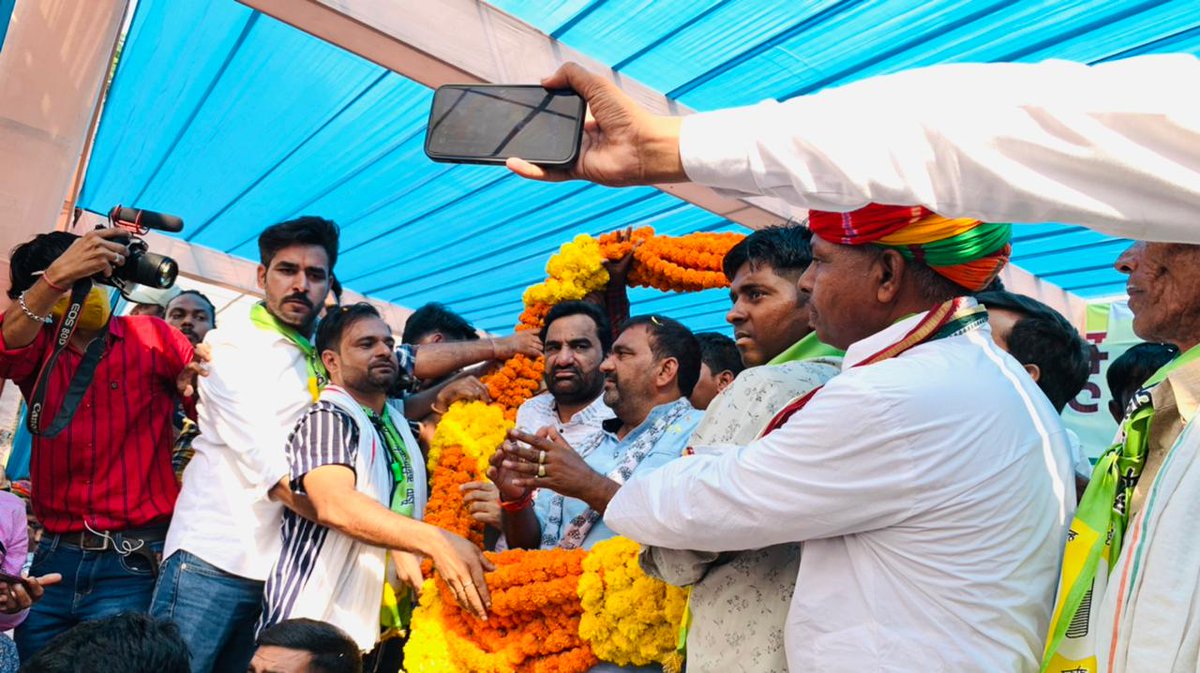 RLPINDIAorg's tweet photo. वल्लभनगर में विधानसभा के उपचुनाव में @RLPINDIAorg के उम्मीदवार
श्री उदयलाल जी डांगी के समर्थन में आयोजित किसान स्वाभिमान सभा मे पार्टी संयोजक श्री @hanumanbeniwal का आगमन,विशाल सन सैलाब ने किया सांसद का स्वागत ! https://t.co/mam0Xwr4OO