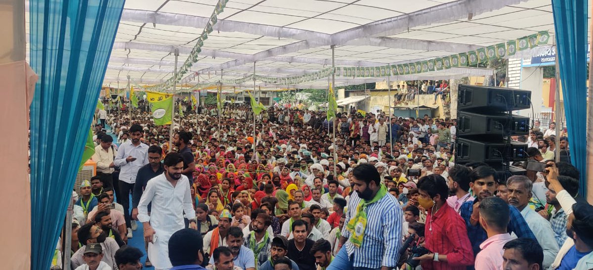 RLPINDIAorg's tweet photo. वल्लभनगर में विधानसभा के उपचुनाव में @RLPINDIAorg के उम्मीदवार
श्री उदयलाल जी डांगी के समर्थन में आयोजित किसान स्वाभिमान सभा मे पार्टी संयोजक श्री @hanumanbeniwal का आगमन,विशाल सन सैलाब ने किया सांसद का स्वागत ! https://t.co/mam0Xwr4OO