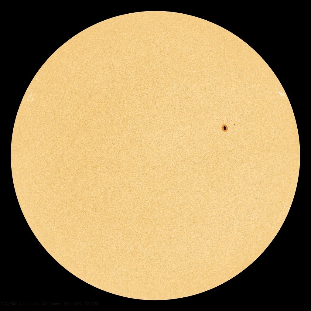 Zavijavon's tweet photo. Tuesday, October 12. Today’s solar photosphere image courtesy of NASA, and At 20h Universal Time the First Quarter Moon’s appearance and celestial position (Scarborough, UK).
https://t.co/cdyKiPpm1c https://t.co/pvTD4Jw6mL