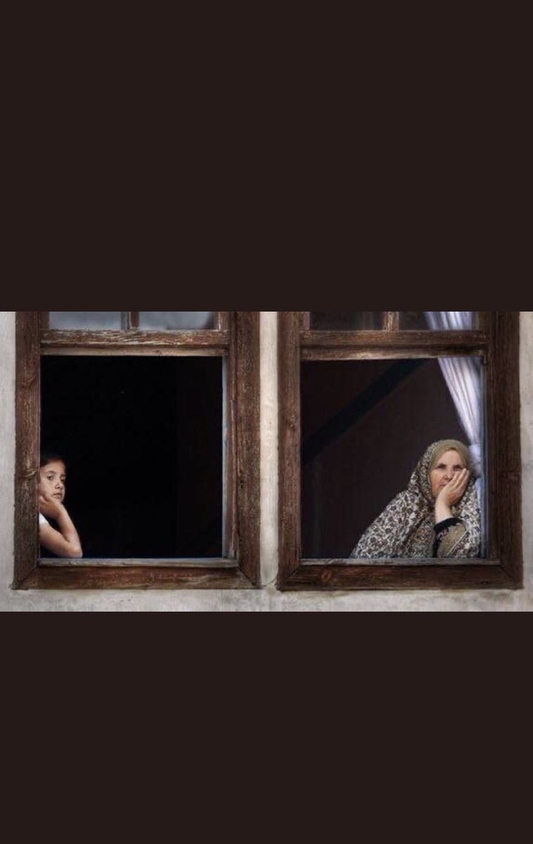 تبي الدليل أن الزمن عدة أيام ؟ 
شوف الزمن محصور مابيّن الاثنين

فالنافذة اليسرى خيالات وأحلام 
والنافذة اليمنى حكاوي من سنين .