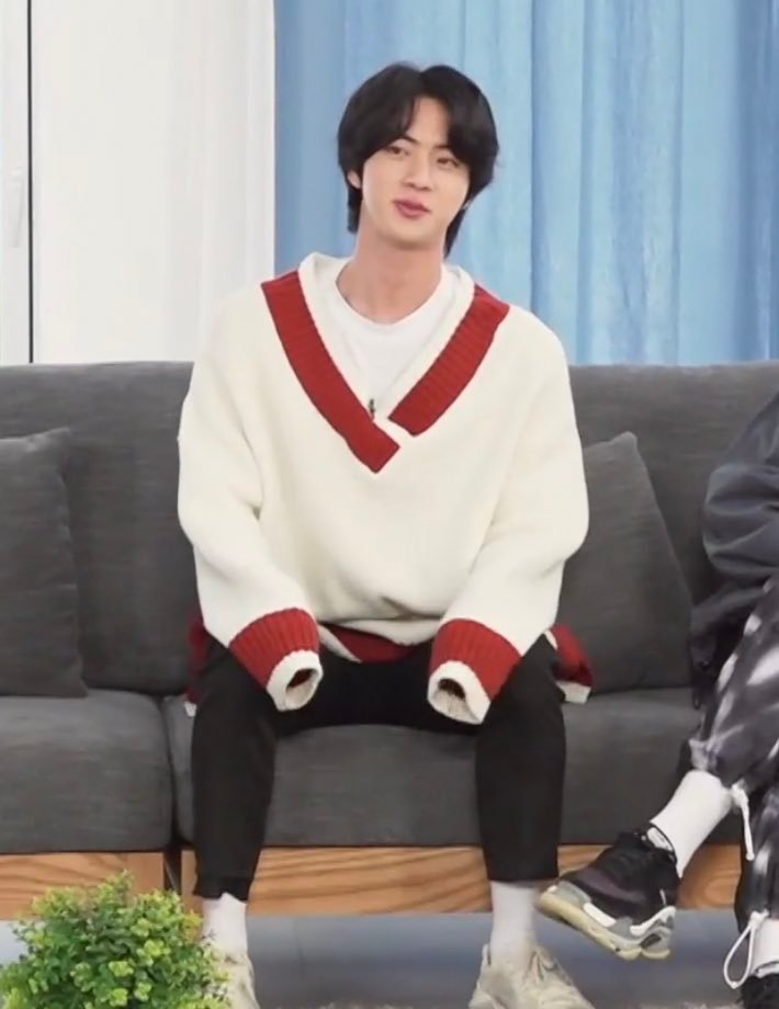 alicatcrumbcake's tweet photo. #bts #sweaterpaws https://t.co/aY2ndLn0xx