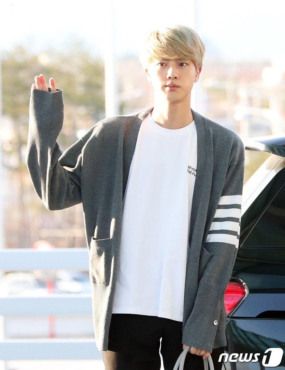 alicatcrumbcake's tweet photo. #bts #sweaterpaws https://t.co/aY2ndLn0xx