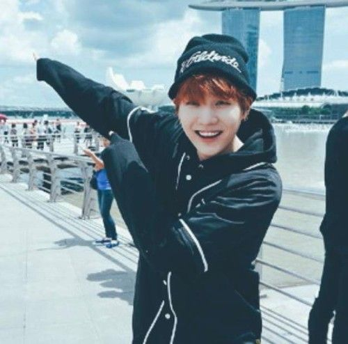 alicatcrumbcake's tweet photo. #bts #sweaterpaws https://t.co/FUQCZi0gHG